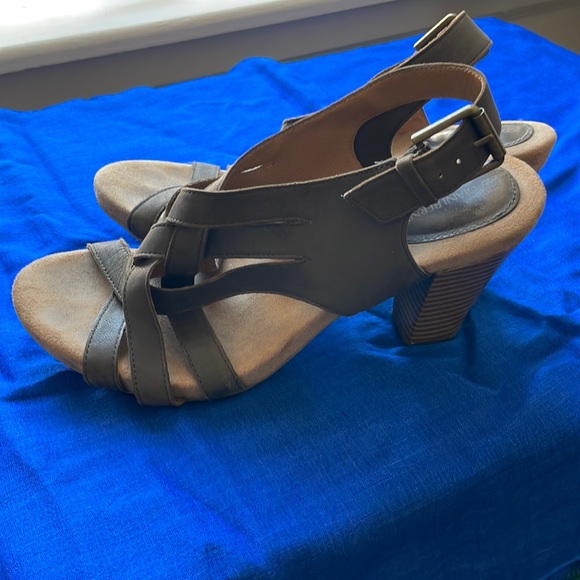 Gorgeous and versatile sandals to complement a variety of outfits. - Picture 1 of 4